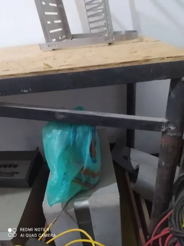 Mesa de ferro resistente com tampo de madeira
