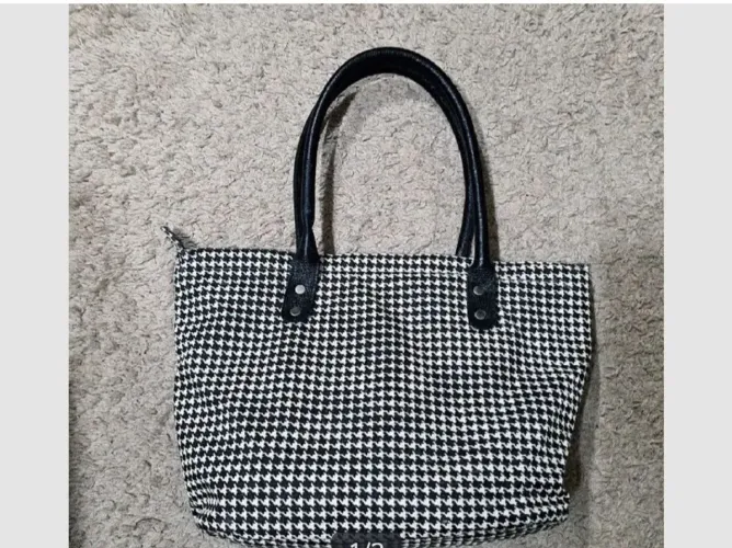 Bolsa de mão xadrez preta e branca