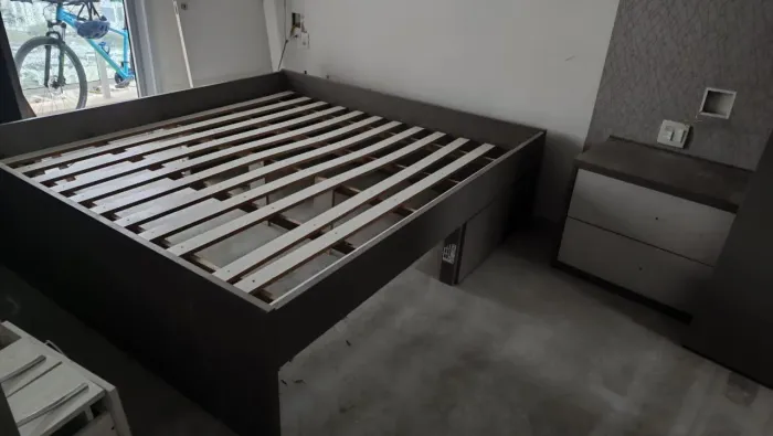 Troco cama por uma mesa boa quatro cadeiras 