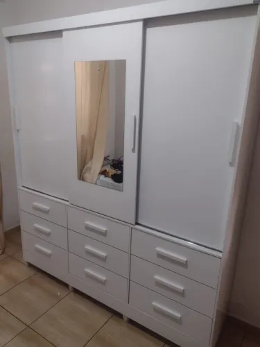 Guarda-Roupa Branco com Espelho e Gavetas