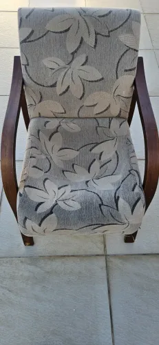 2 poltronas com pés de madeira e estofado (necessita reformar)