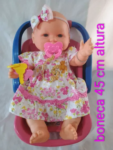 Bonecão com bebê conforto, chupeta, mamadeira e chocalho