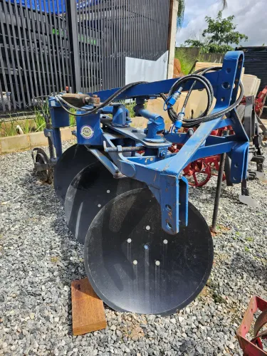 Arado reversível hidráulico tatú para trator