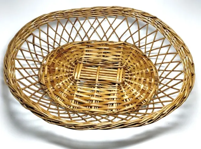 Cesta de vime oval vazada para pão