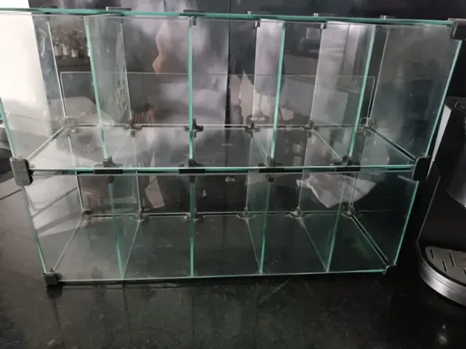 Expositor de vidro modular com 10 compartimentos