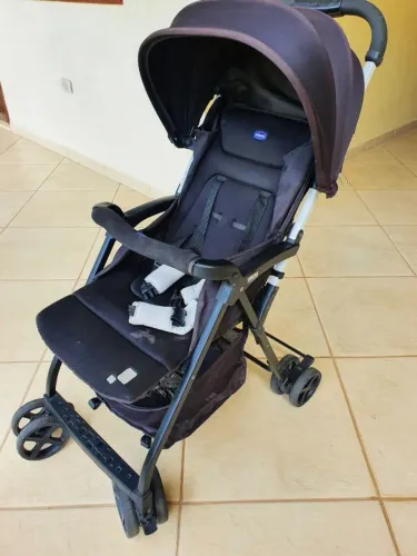 Carrinho de Bebê Chicco - Leve, Prático e em Bom Estado!