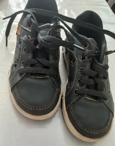Um tênis preto tamanho 29 usado