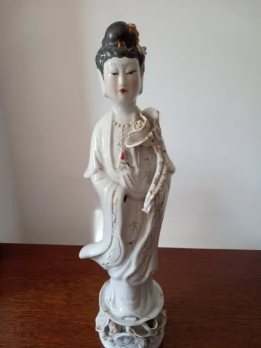 Estátueta Gueixa japonesa em porcelana.