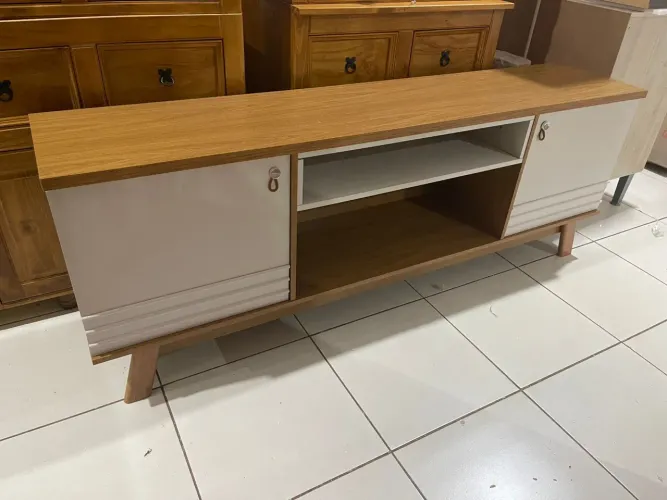 Rack/Aparador de TV Retrô em Madeira com Portas