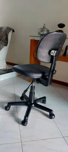 Cadeira com regulagem de altura.