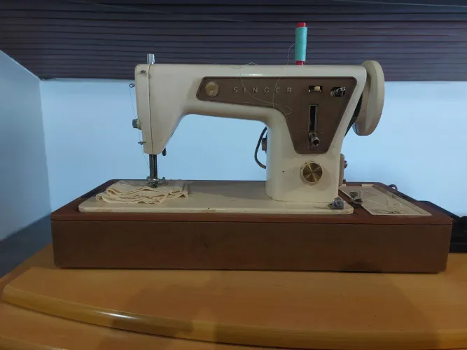 Máquina de costura singer BZC 57