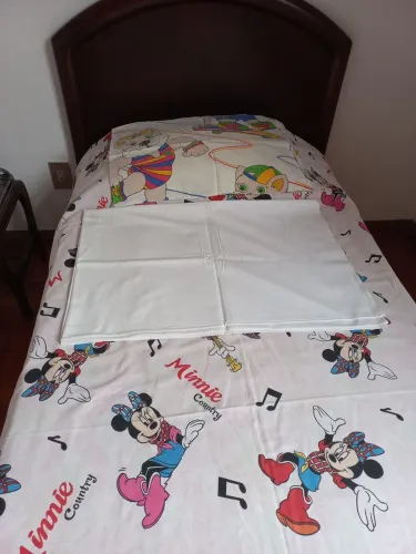 2 jogos de cama de solteiro (Minie) e 2 cobreleitos de solteiro dupla face 