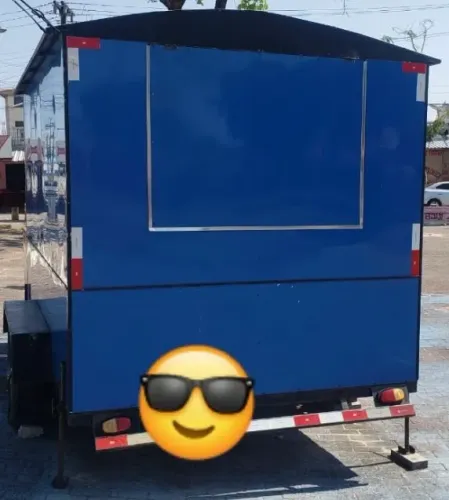 Trailer comercial azul