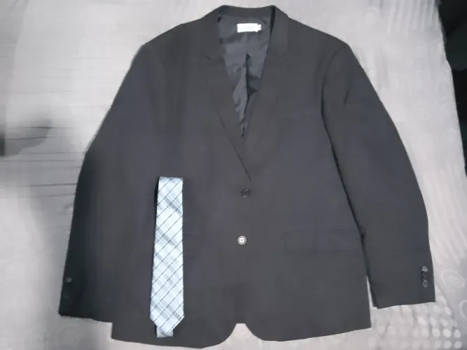 Terno com ombreiras, calça social e gravata. Novos