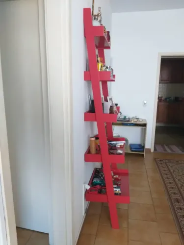 Estante de Escada Vermelha