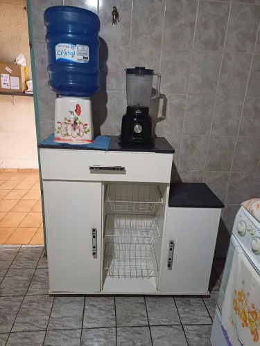 Armário com Suporte para Galão de água, liquidificador, 4 galoes de agua.Liquidificador