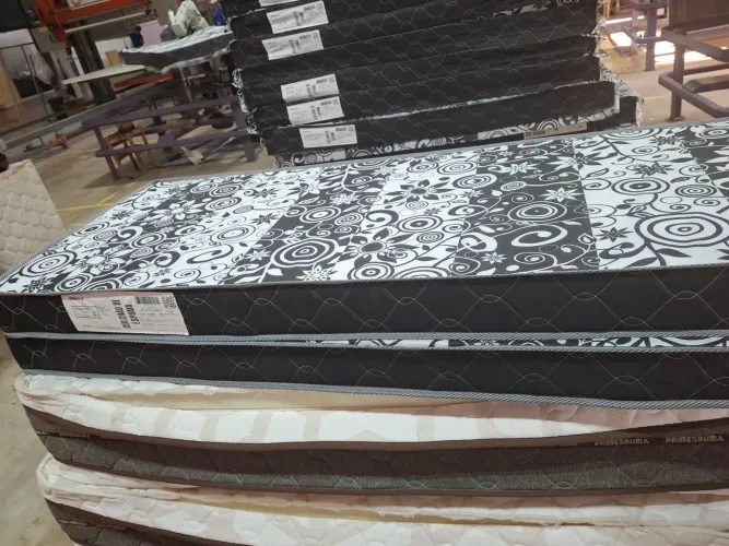 Colchão  casal 10 cm de espuma  com design moderno