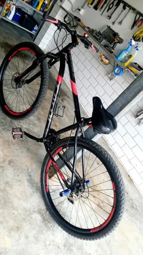 Bike aro 29 em ótimo estado funcionando todas as marchas e freios do pegar e andar