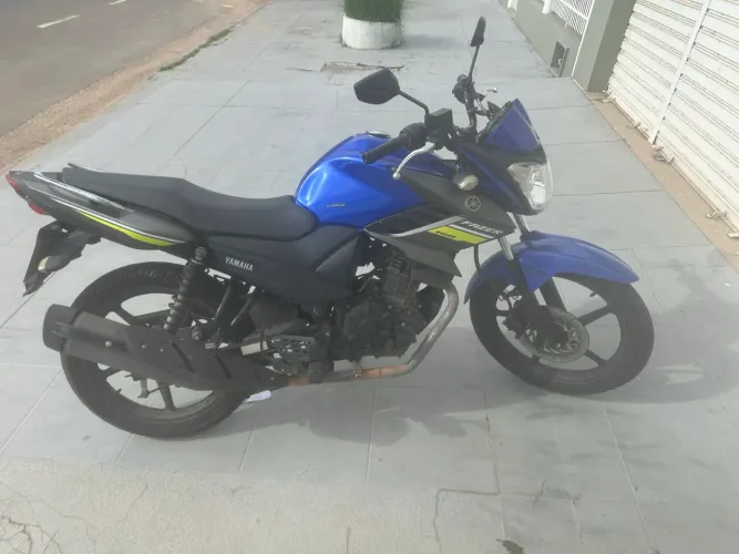 Vendo moto Fazer 150, pronta para transferir. Pneus novos.