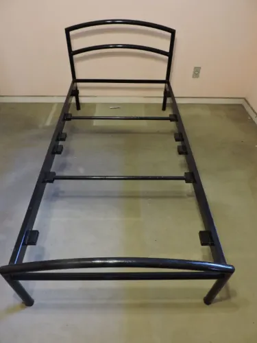 Cama de ferro para solteiro nunca usada