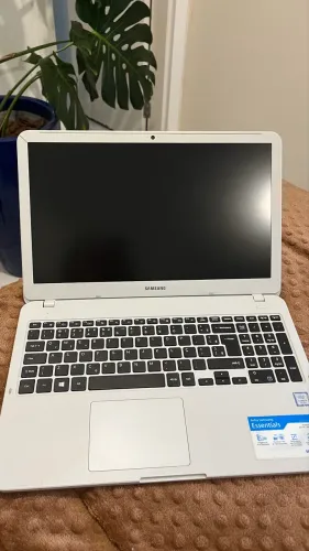 Notebook Samsung Essentials i3 7ª Geração - 4GB RAM - 1TB HD - Bom Estado