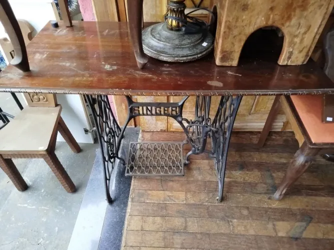 Mesa com pé de maquina