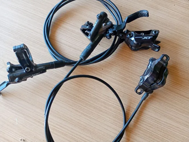 Freios Shimano XT M8100 (4 pistões)