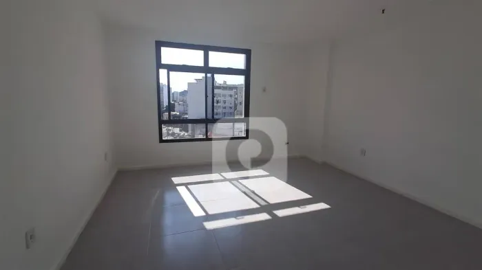 Sala comercial toda reformada no coracao da Praça Saens Pena