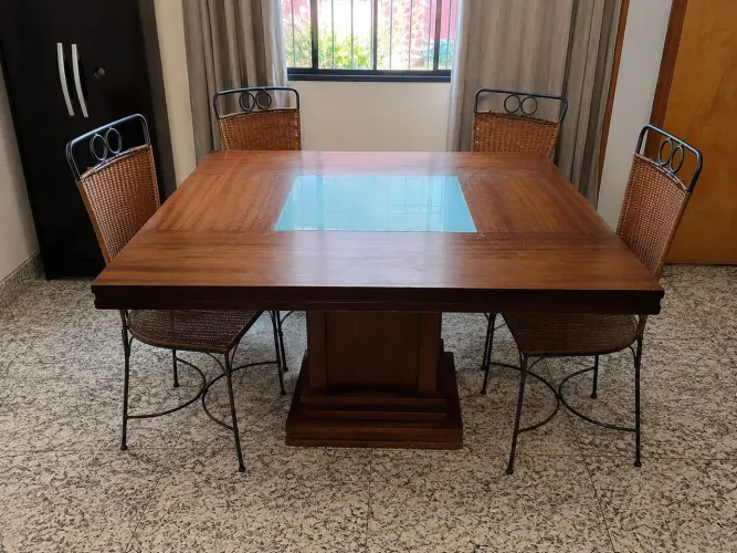 Mesa de sala em madeira maciça 