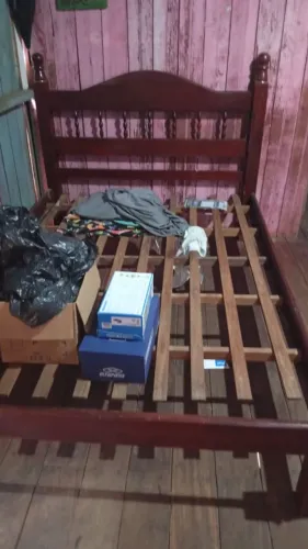 Cama de madeira semi-novo