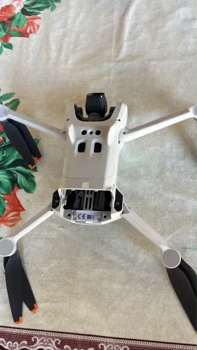 Drone DJI Mini 3 4K + Controle DJI RC com Tela + Baterias e Hub