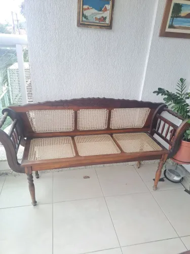 Namoradeira antiga de madeira e palhinha indiana (estilo colonia