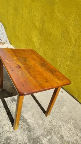 Mesa de jantar em madeira Cedro.