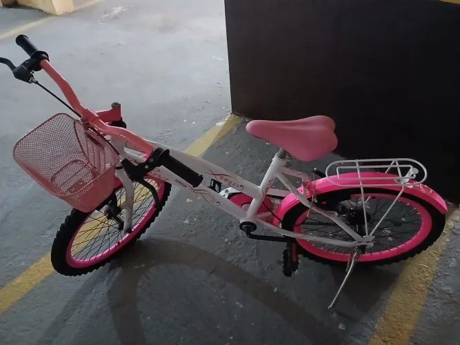 Vendo linda bicicleta infantil semi nova