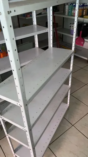 Prateleira branca reforçada