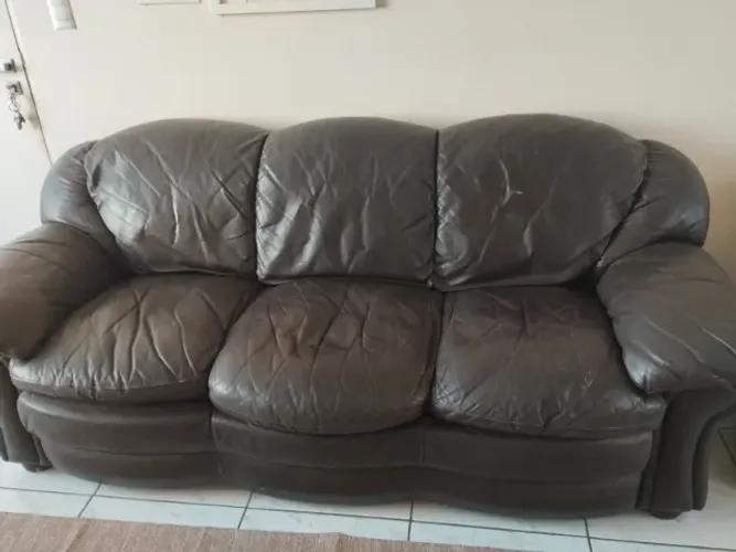 Sofá Couro Legitimo - BOM ESTADO 