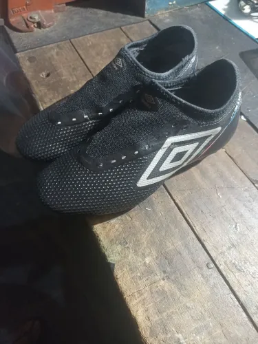 Vendo chuteira Umbro 37 . Em ótimo estado .