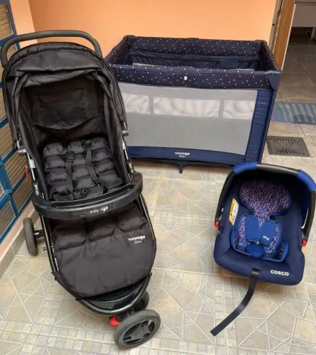 Vendo chiqueirinho, carrinho e bebê conforto por 550 reais.