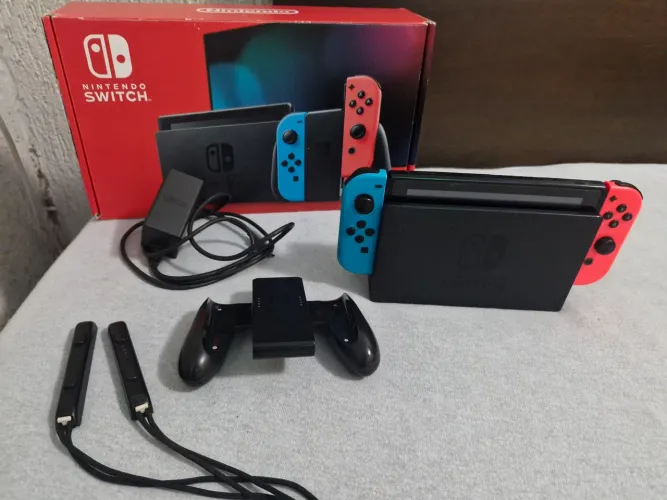 VENDO Nintendo Switch V2 32 GB com cartão de Memoria 512 GB. Completo e Bloqueado.