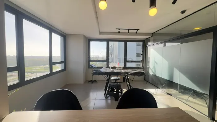 VENDO SALA COMERCIAL NO PARQUE UNA Excelente localização no Parque Una Leste/Norte Andar a