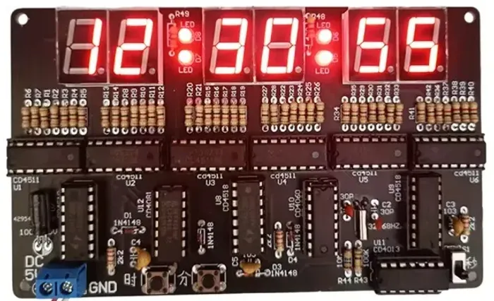Kit de eletrônica para treinamento de soldagem. Montagem de relógio digital com 6 dígitos