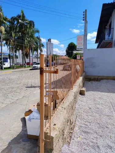 Vendo portão e muro de ferro
