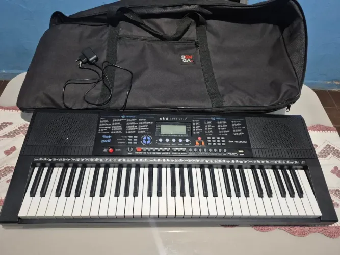 Teclado musical estudantil