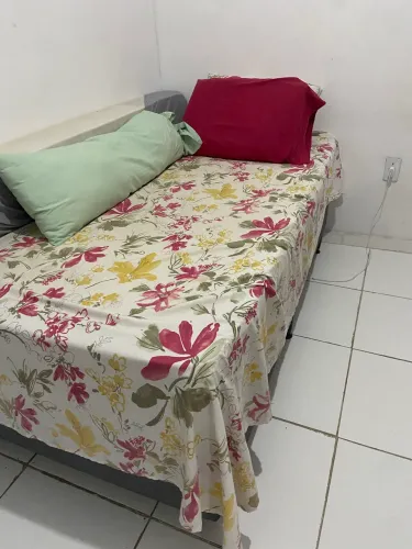 Vendo cama box de solteiro, de ótima qualidade.