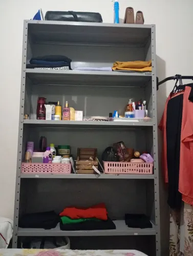 Estante de metal reforçado