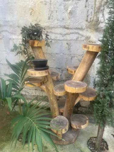 Suporte artesanal para plantas feito de troncos de árvore 