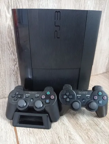 PS3 desbloqueado com controle e cabo HDMI.