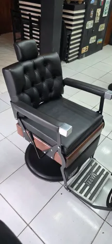 Vende essa cadeira e espelho e bancada