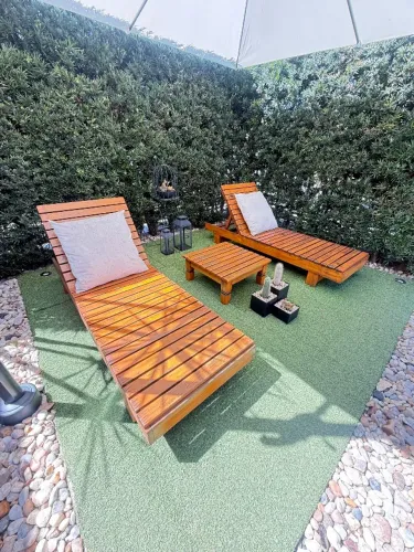 Conjunto piscina espreguiçadeiras e mesinha centro em madeira rústica