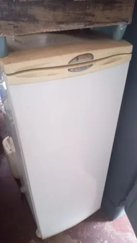 Geladeira Eletrolux 1 porta simples mais boa e funcionando perfeitamente 220v entrego